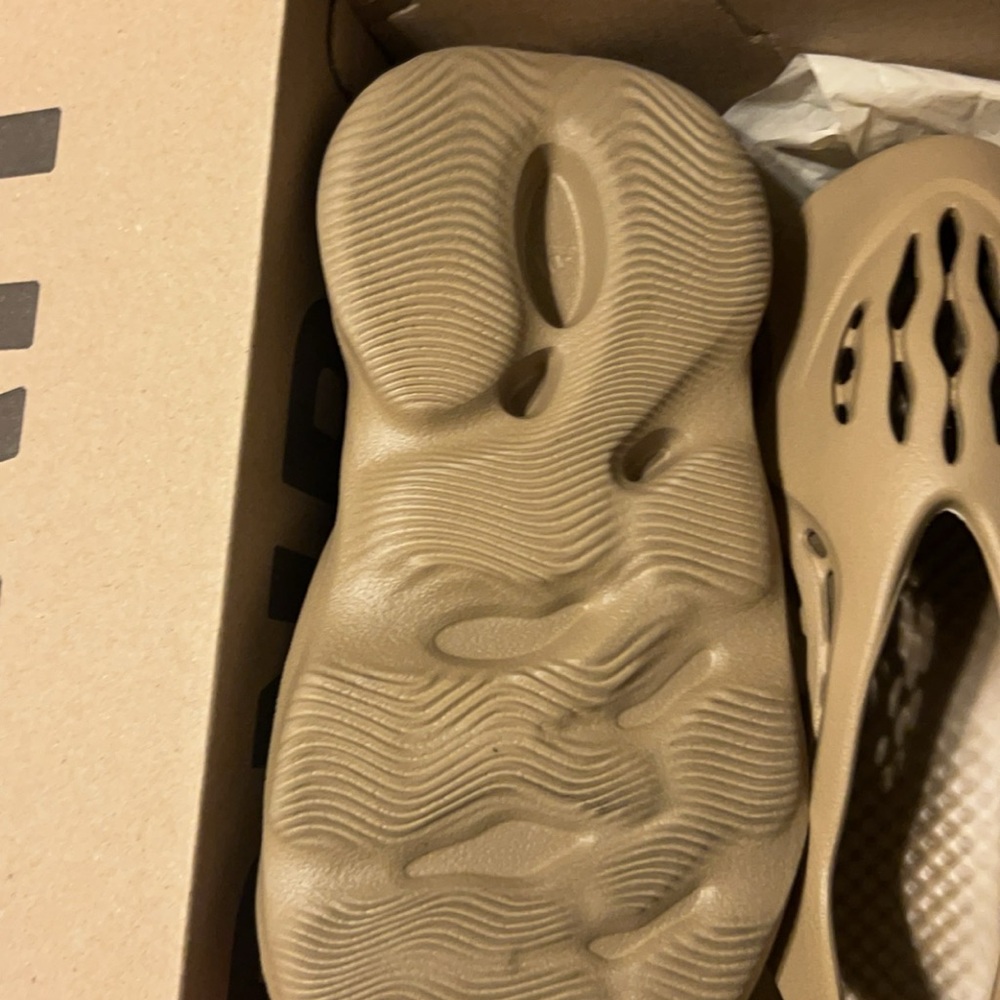Yeezy Foam Runner Stone Taupe - Picture 4 of 4